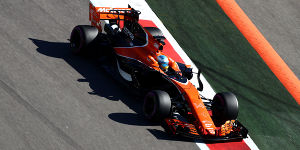 Foto zur News: Alonso bedient: &quot;Verlieren drei Sekunden auf den Geraden&quot;