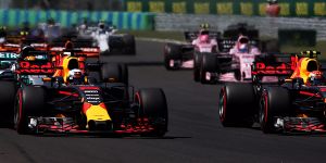 Foto zur News: Teamkollision bei Red Bull: Verstappen räumt Ricciardo ab