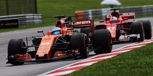 Foto zur News: Blaue Flaggen: Alonso macht Vettel-Funkspruch lächerlich