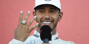 Foto zur News: &quot;Brauche ich&quot;: Lewis Hamilton trägt Indy-500-Siegerring!