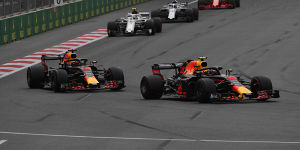 Foto zur News: Overcut: So kam Verstappen beim Stopp an Ricciardo vorbei