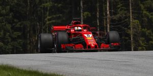 Foto zur News: Sainz geblockt: Vettel verliert drei Plätze!
