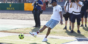 Foto zur News: Lewis Hamilton im Fußball-Fieber: &quot;Will nach Russland