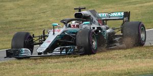 Foto zur News: FIA untersucht Fahrt über Grünstreifen: Hamilton muss