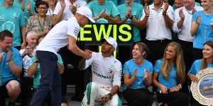 Foto zur News: Lewis Hamilton offenbart: Sieg geht auf Bottas&#039; Kappe