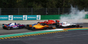 Foto zur News: Vettel gibt Hamilton Schuld für Crash: &quot;Hatte keine Wahl!&quot;