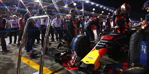 Foto zur News: Red-Bull-Mechaniker mit Föhn auf dem Grid: Whiting klärt auf