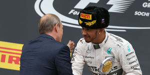 Foto zur News: Mit Champagner bespritzt: Hamilton verteidigt sich bei Putin