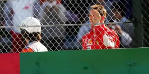 Foto zur News: Suzuka 2006: Fernando Alonso versetzt &quot;Schumi&quot;-Fans einen