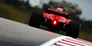 Foto zur News: Zu schnell bei roter Flagge: Vettel droht Strafversetzung