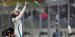 Foto zur News: Vettel bis zur letzten Kurve vorne: Hamilton dank Sektor 3