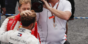 Foto zur News: Was Sebastian Vettel Lewis Hamilton ins Ohr geflüstert hat