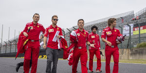 Foto zur News: Weihnachtsgeschenk an Ferrari-Mitarbeiter: Vettel lässt Buch