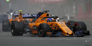 Foto zur News: Mit beschädigtem Auto durch die Mauern: Alonsos Wunder von