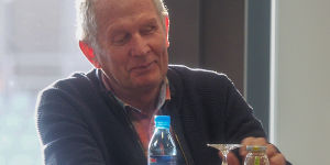 Foto zur News: Christian Horner: Helmut Marko trinkt jetzt Sake statt