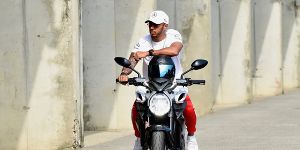 Foto zur News: Sponsor plant schon: Hamilton auf Rossis MotoGP-Bike