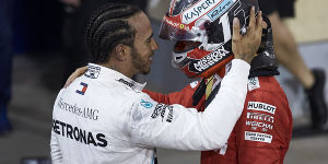 Foto zur News: Lewis Hamilton akzeptiert Charles Leclerc im Kreis der