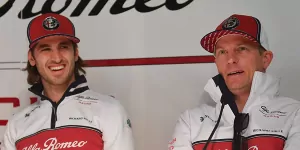 Foto zur News: &quot;Nicht ganz fair&quot;: Räikkönen verteidigt Giovinazzi gegen