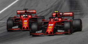Foto zur News: Binotto erklärt: Darum wartete Ferrari in Barcelona mit dem