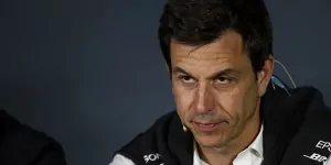 Foto zur News: V12 für Dinosaurier: Toto Wolff widerspricht Hamilton-Wunsch