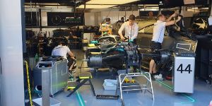 Foto zur News: Sorgen um Hamilton-Auto: Mercedes entdeckt Hydraulik-Leck
