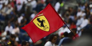 Stiller Protest: Ferrari hisst in Maranello Fahne für