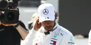 Foto zur News: Strafe für Räikkönen-Block: Lewis Hamilton muss drei Plätze