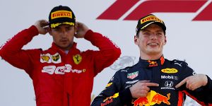 Foto zur News: Verstappen vs. Leclerc: Starker Fight um den Sieg - mit