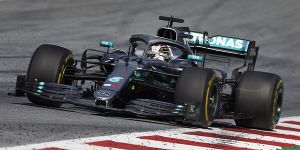 Foto zur News: Lewis Hamilton: Flügelschaden hat halbe Sekunde pro Runde