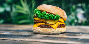 Foto zur News: Lewis Hamilton investiert in fleischlose Burgerkette