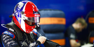 Foto zur News: Russland-Helmdesign: Fahrerkollegen stellen sich hinter