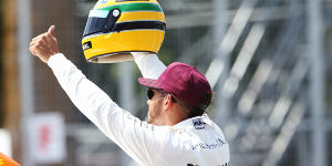 Foto zur News: Hamilton mit Spezialhelm: &quot;Senna hat mich dazu inspiriert,