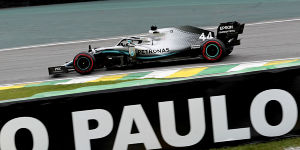 Foto zur News: &quot;Auf einer Runde zu langsam&quot;: Mercedes trabt noch hinterher