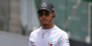 Foto zur News: 5-Sekunden-Strafe gegen Lewis Hamilton nach Albon-Abschuss