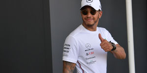 Foto zur News: Formel-1-Live-Ticker: Lewis Hamilton erhält Geschenk von