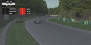 Foto zur News: Sim-Racing: Max Verstappen gewinnt trotz Kollision in