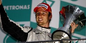 Foto zur News: Der legendäre Malaysia-GP 2009: Button gewinnt stehend,