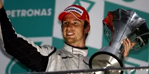 Foto zur News: Der legendäre Malaysia-GP 2009: Button gewinnt stehend,