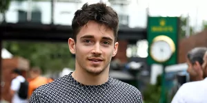 Foto zur News: Corona-Hilfe: Charles Leclerc packt beim Roten Kreuz in