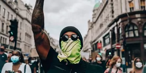 Foto zur News: BlackLivesMatter-Demo: Jetzt geht Lewis Hamilton selbst auf