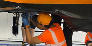 Foto zur News: Lando Norris hilft Mechanikern: &quot;Will, dass es ihnen gut