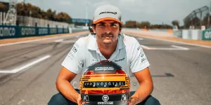 Foto zur News: Sainz mit Botschaft für Spanien: Spezialhelm für Rest der