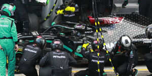 Foto zur News: Darum holte Mercedes beide Piloten gleichzeitig zum