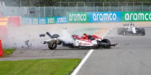 Foto zur News: Giovinazzi und Russell bei Formel-1-Unfall in Spa unverletzt