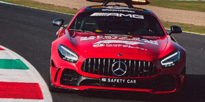 Foto zur News: Mugello: Mercedes erweist Ferrari mit rotem Safety-Car die