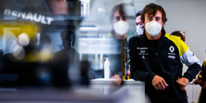 Foto zur News: Fernando Alonso ist zurück: Renault-Werksbesuch &quot;wie am