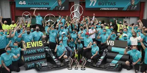 Foto zur News: Dank ans Team: Mercedes fährt in Abu Dhabi mit