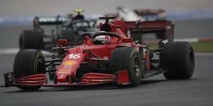 Foto zur News: Ferrari: Hätte Charles Leclerc ohne Stopp durchfahren