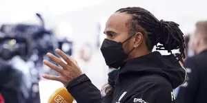 Foto zur News: Der Freitag im Re-Live: Lewis Hamilton droht