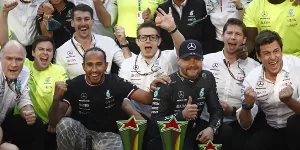 Foto zur News: Warum Hamiltons Renningenieur beim Teamfoto ein Ei gehalten